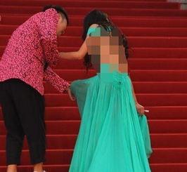 女明星走红毯摔跤,女明星走红毯瞬间成焦点